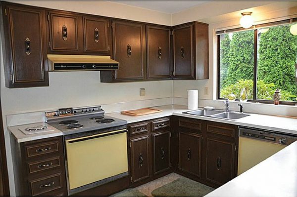 Before the CliqStudios remodel: Dated cabinets and appliances Before the CliqStudios remodel: Dated cabinets and appliances
