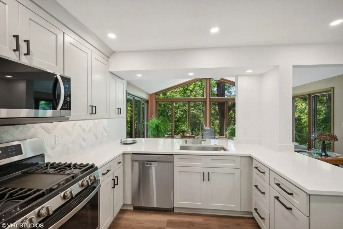 Light gray shaker kitchen design with white quartz countertops Light gray shaker kitchen design with white quartz countertops