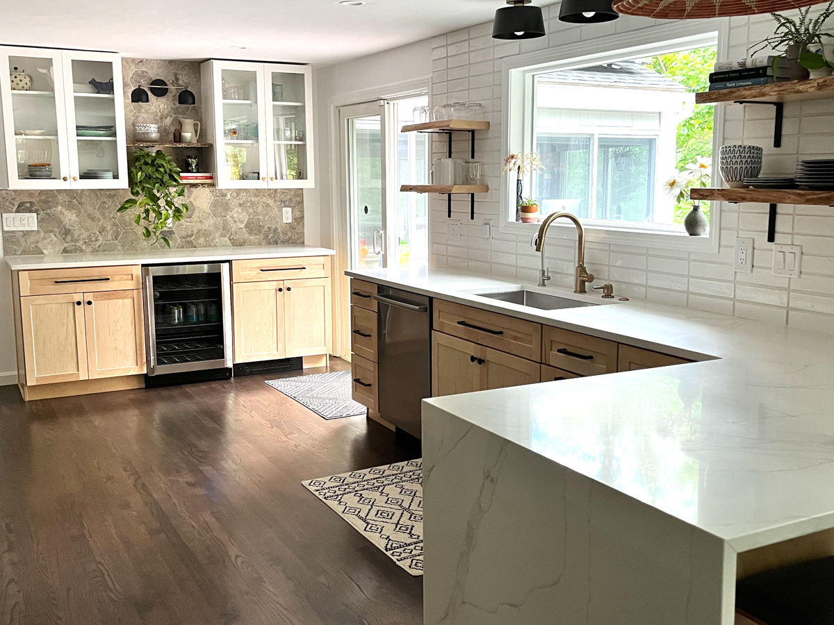Natural wood shaker kitchen cabinet bases with white shaker wall cabinets with a mixture of stone and subway tile backsplash Natural wood shaker kitchen cabinet bases with white shaker wall cabinets with a mixture of stone and subway tile backsplash