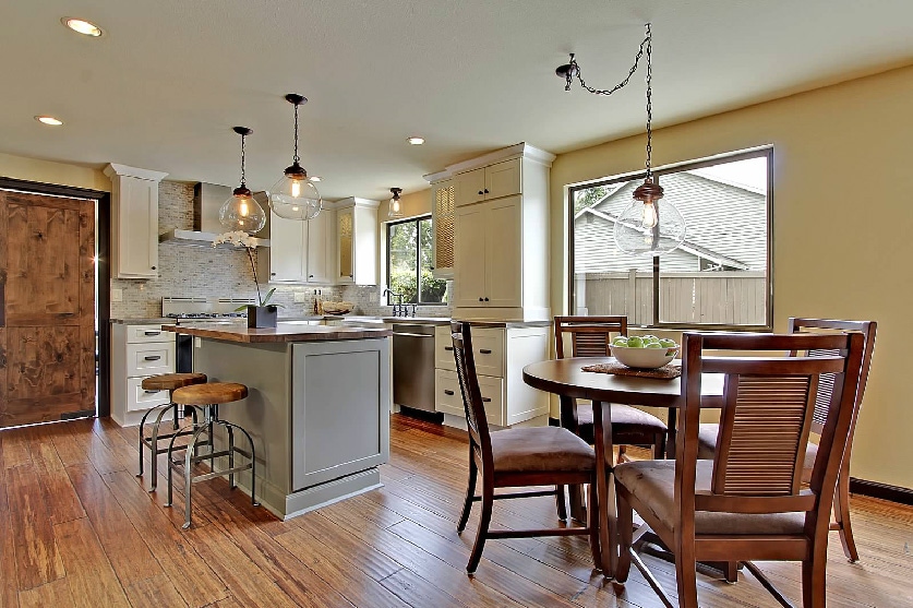 CliqStudios_Kitchen_Cabinets_Shaker_Painted_cream_blue-gray CliqStudios_Kitchen_Cabinets_Shaker_Painted_cream_blue-gray
