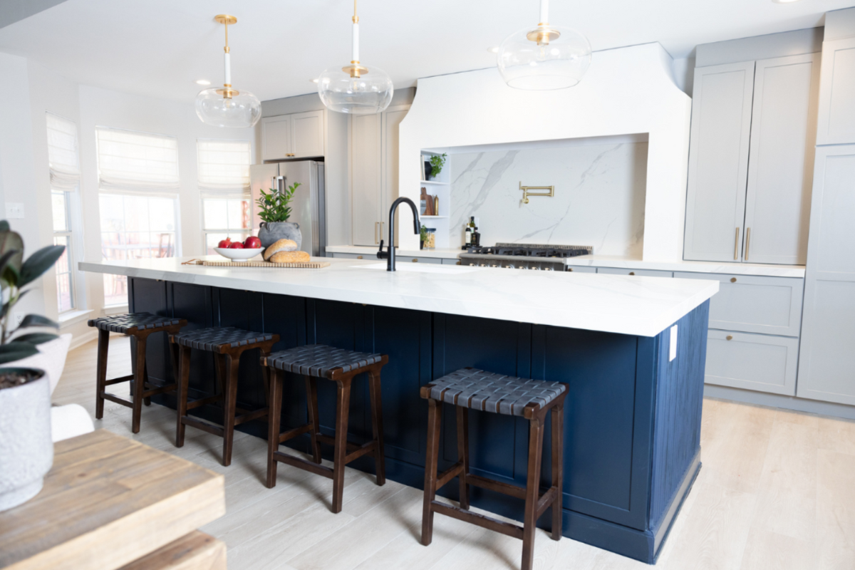 Light gray kitchen cabinet design with white plaster kitchen hood and dark blue island Light gray kitchen cabinet design with white plaster kitchen hood and dark blue island