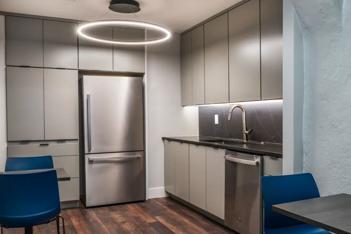 Medium gray slab kitchen cabinet design Medium gray slab kitchen cabinet design with black countertops and slab backsplash