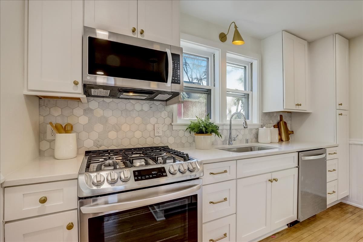 CliqStudios project: One wall shaker white kitchen cabinets in Victorian home with gold accents and marble backsplash CliqStudios project: One wall shaker white kitchen cabinets in Victorian home with gold accents and marble backsplash
