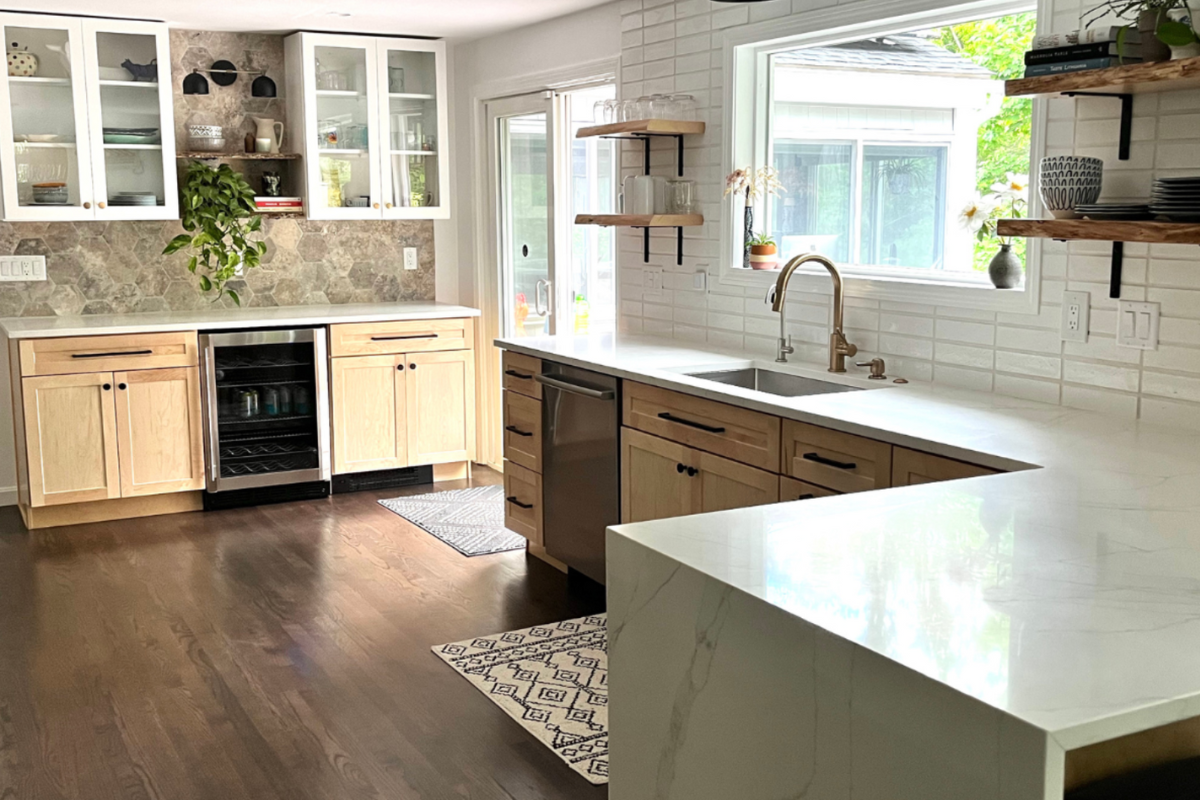 Shaker kitchen cabinet design with natural maple base cabinets and white glass wall cabinets with boho style design Shaker kitchen cabinet design with natural maple base cabinets and white glass wall cabinets with boho style design
