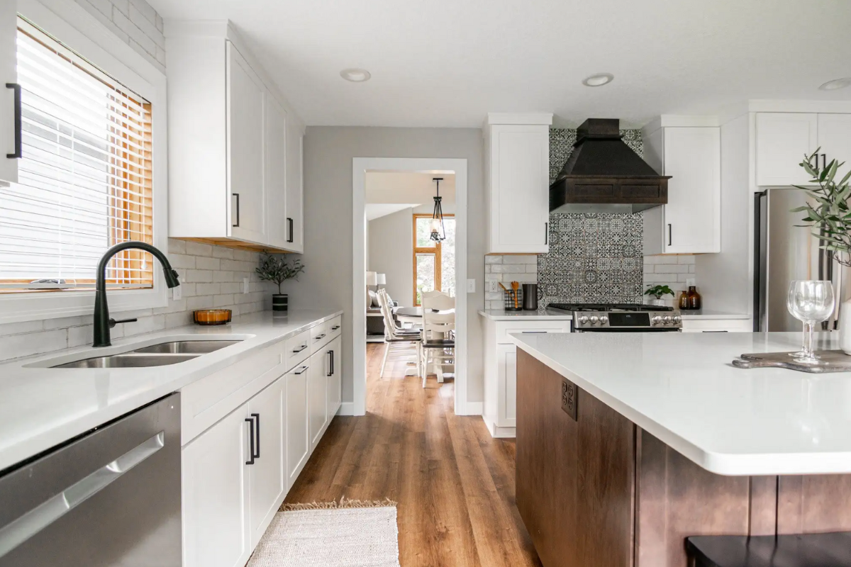 White shaker kitchen design with black cabinet handles and dark brown wood island White shaker kitchen design with black cabinet handles and dark brown wood island