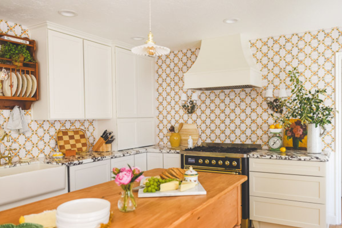 Light cream shaker kitchen design with Scandinavian flare and large wood center table Light cream shaker kitchen design with Scandinavian flare and large wood center table
