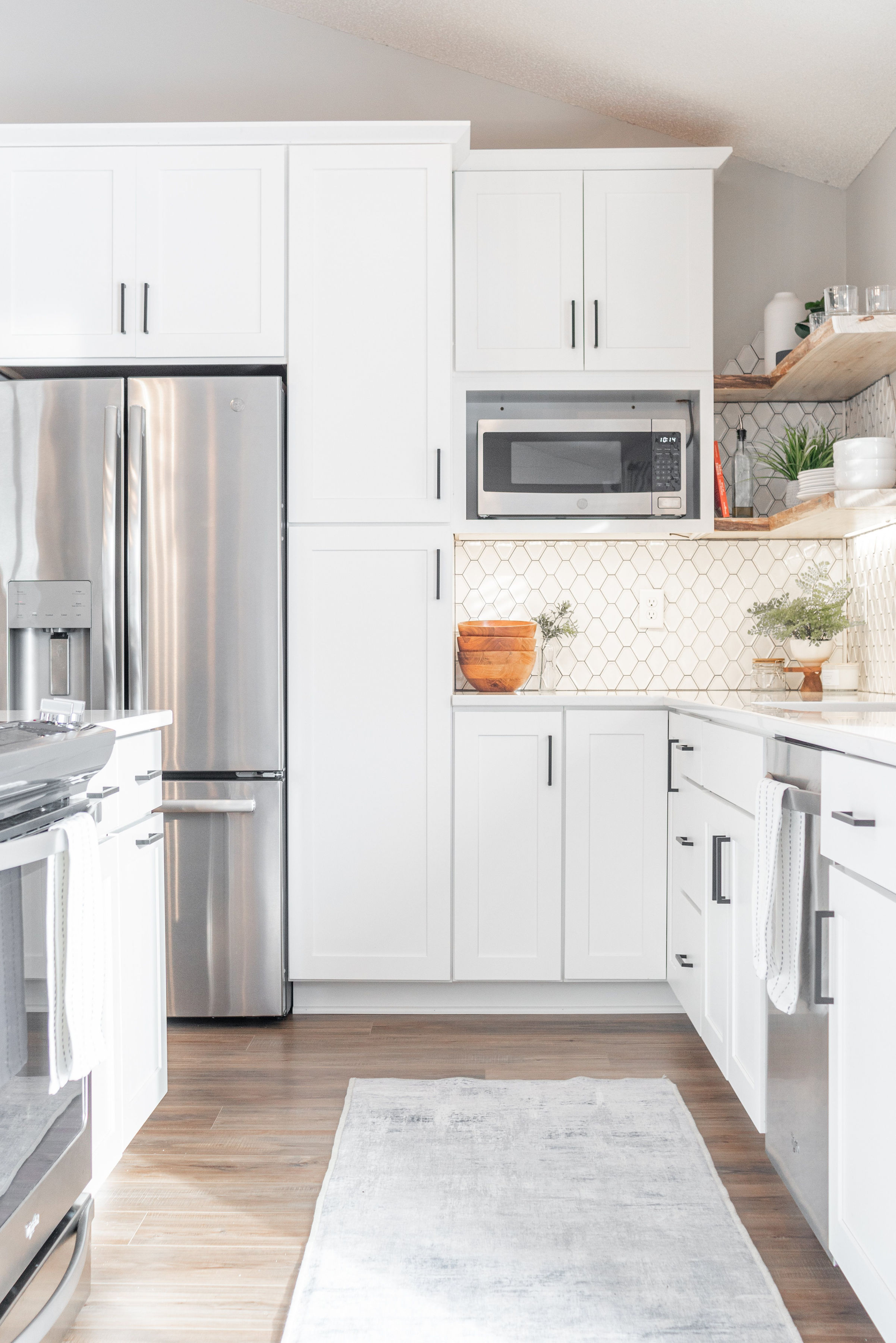 CliqStudios project: White and light gray shaker kitchen cabinets with dark cabinet hardware, light wood accents, and modern decor CliqStudios project: White and light gray shaker kitchen cabinets with dark cabinet hardware, light wood accents, and modern decor