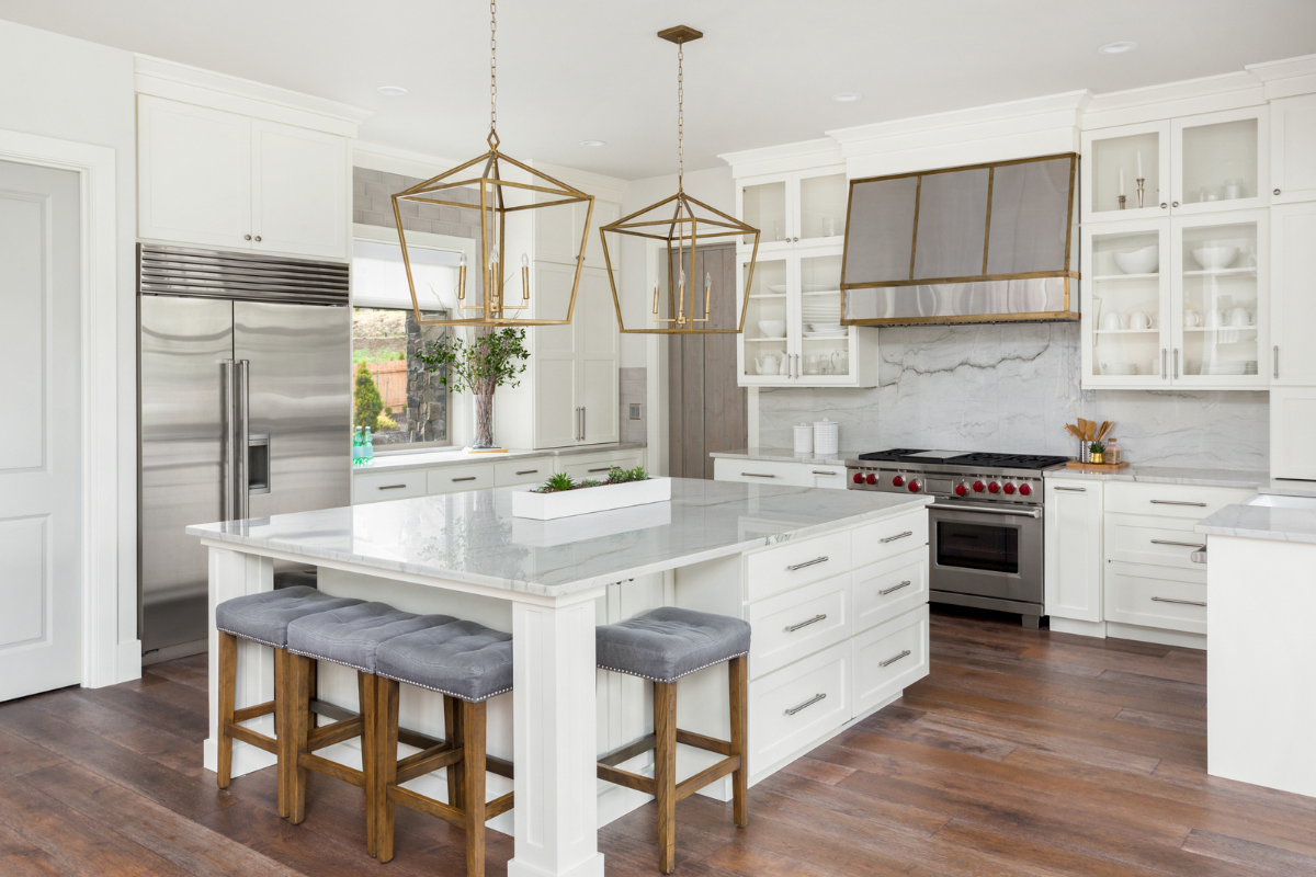 Large U-shaped white shaker kitchen design with island and white marble countertops and backsplash Large U-shaped white shaker kitchen design with island and white marble countertops and backsplash