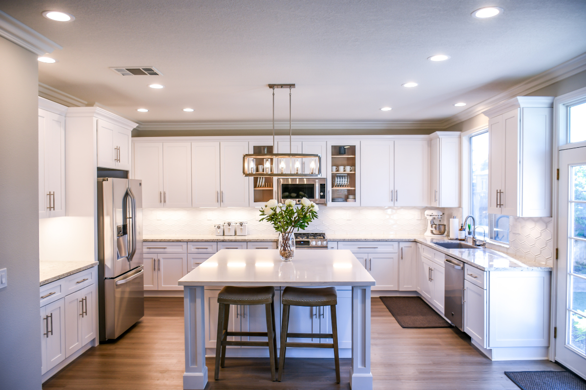 White shaker kitchen cabinet design with large center island and under cabinet lighting White shaker kitchen cabinet design with large center island and under cabinet lighting