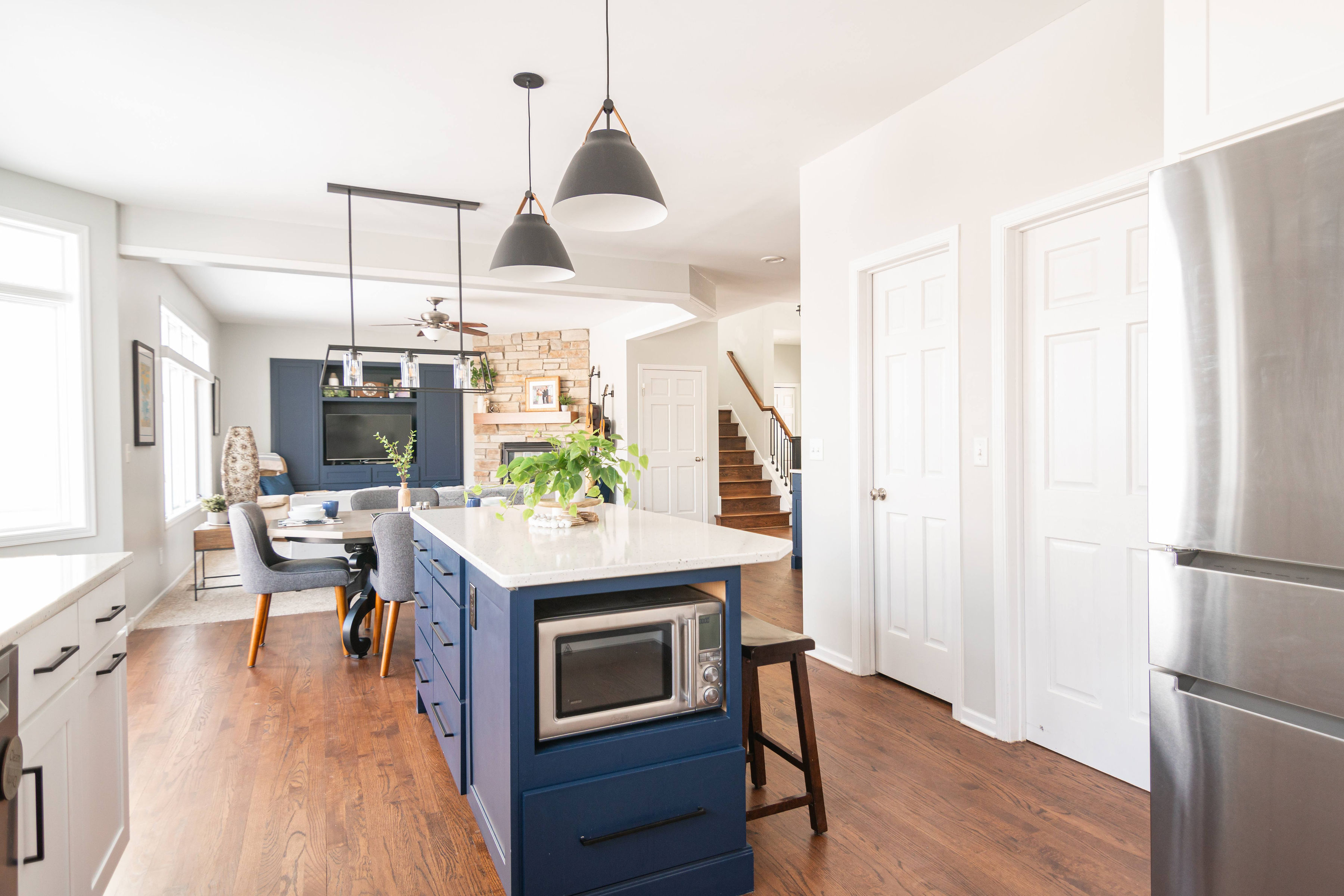 CliqStudios project: Blue shaker kitchen cabinet island with white countertop and modern black pendant lighting above CliqStudios project: Blue shaker kitchen cabinet island with white countertop and modern black pendant lighting above