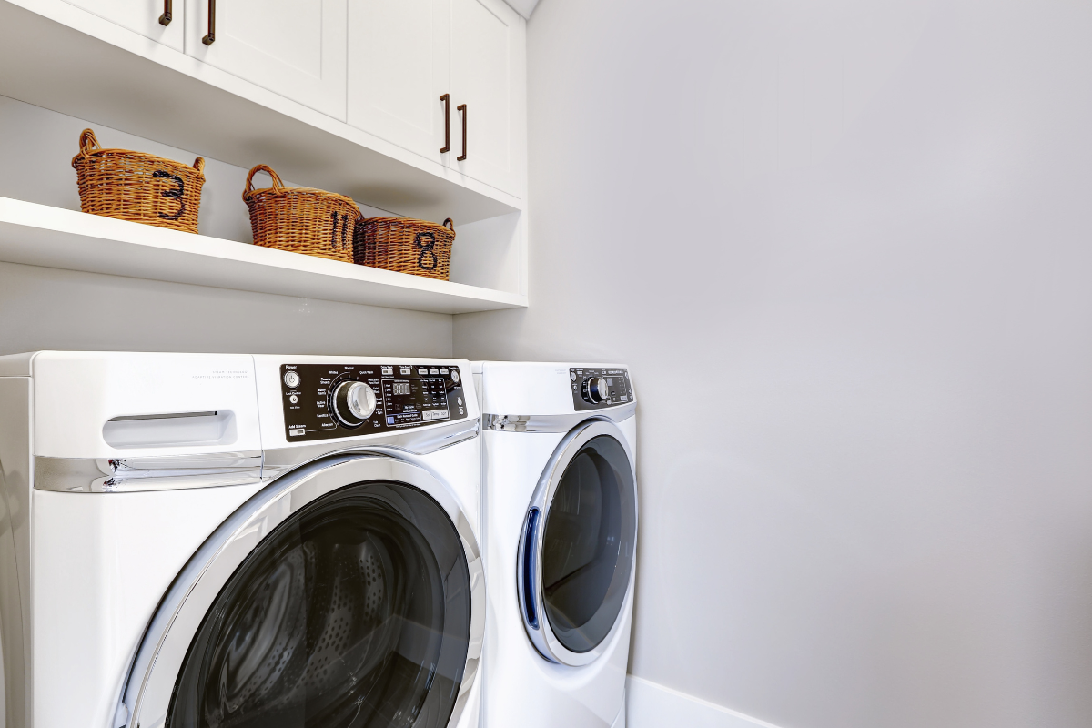White shaker laundry room cabinets with built-in shelves White shaker laundry room cabinets with built-in shelves