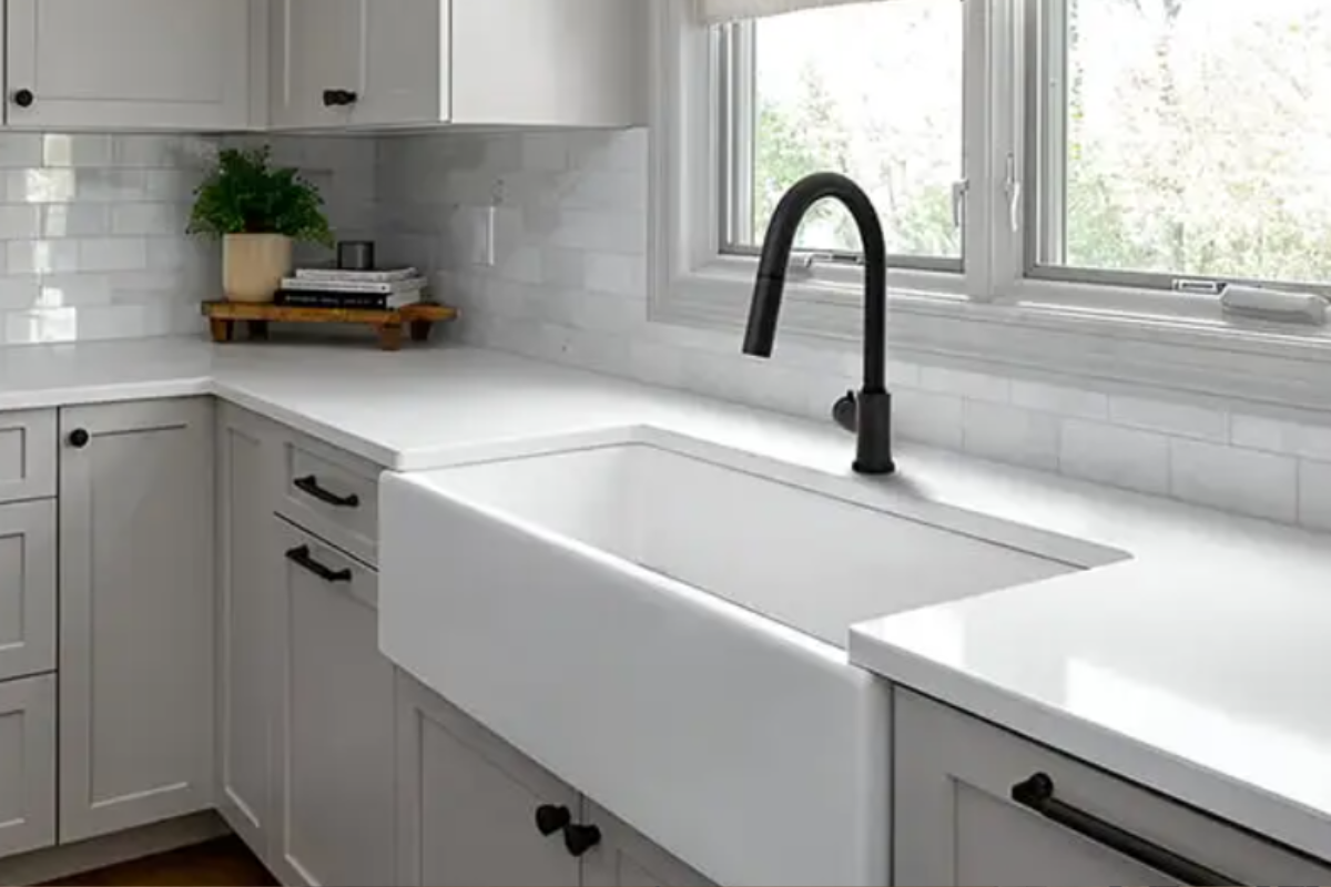 Matte black contemporary pull-down kitchen faucet Matte black contemporary pull-down kitchen faucet
