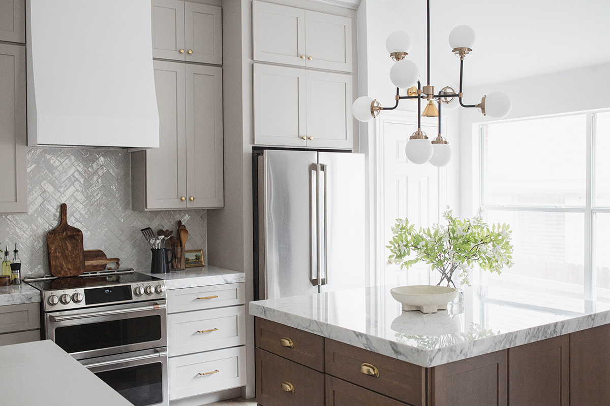 CliqStudios project: Light gray shaker kitchen cabinets and chestnut stained island with marble countertops and white, gold, and black accents CliqStudios project: Light gray shaker kitchen cabinets and chestnut stained island with marble countertops and white, gold, and black accents