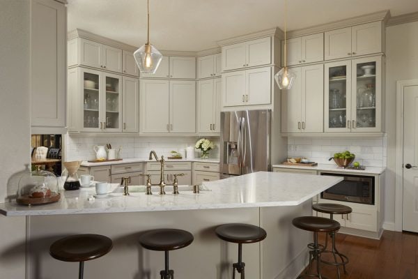 Shaker kitchen cabinets with peninsula in light gray Shaker kitchen cabinets with peninsula in light gray
