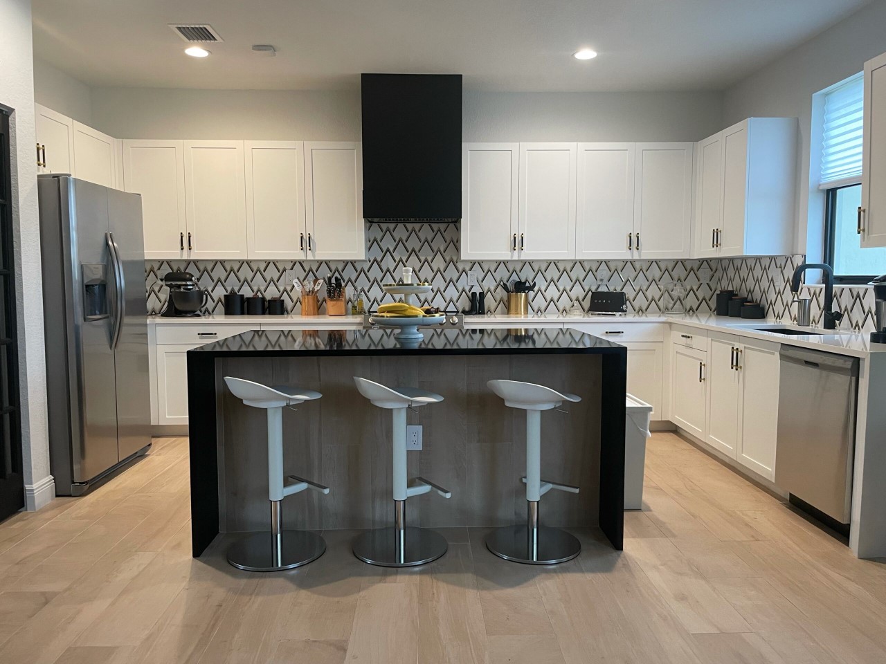 White kitchen cabinets with box shiplap wood kitchen hood in black finish White kitchen cabinets with box shiplap wood kitchen hood in black finish